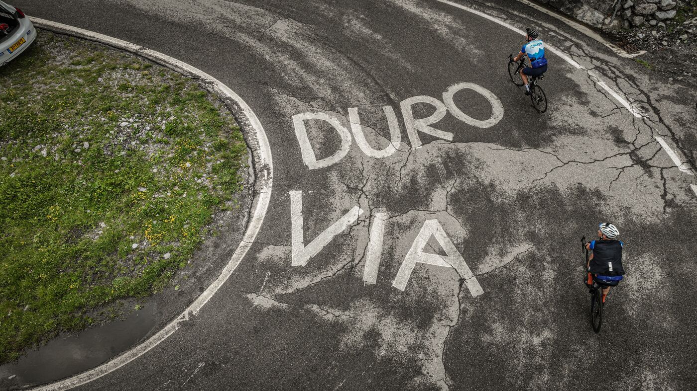 Twee fietsers op een haarspeldbocht tijdens de Giro di KiKa